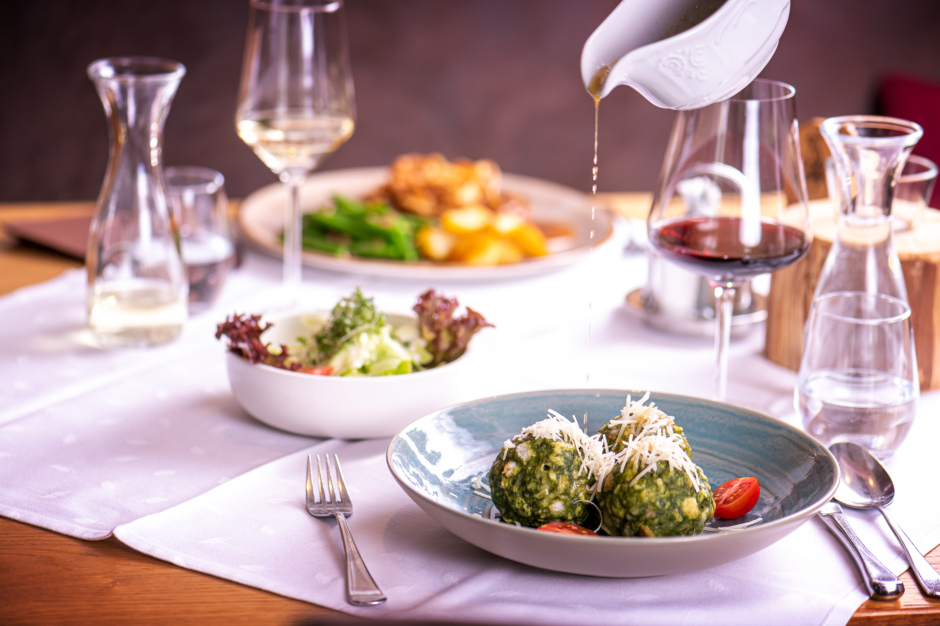 Spinatknödel mit Parmesan und Schnitzel