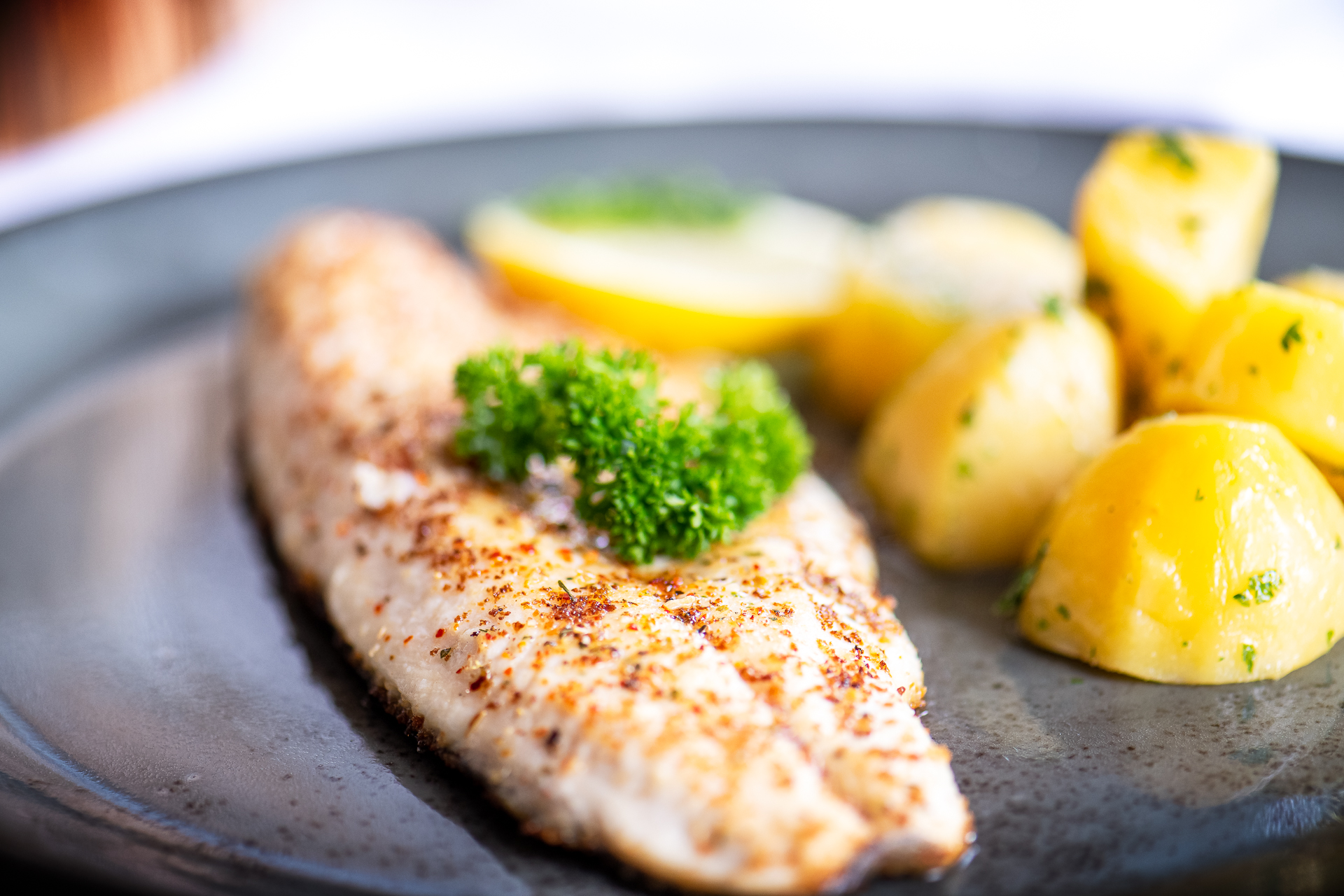 Fischfilet mit Petersilkartoffeln und Zitrone